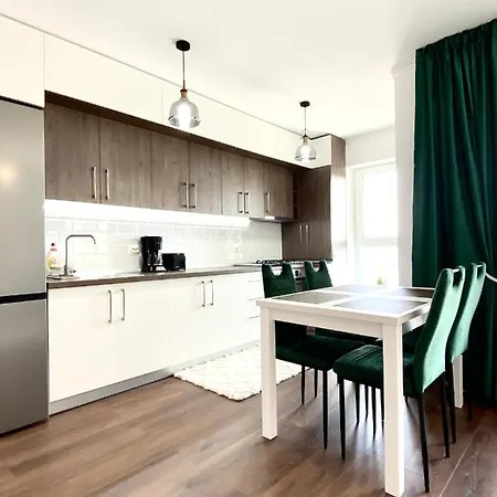 Stylish Retreat With A View In Coresi-qualis Apartment *